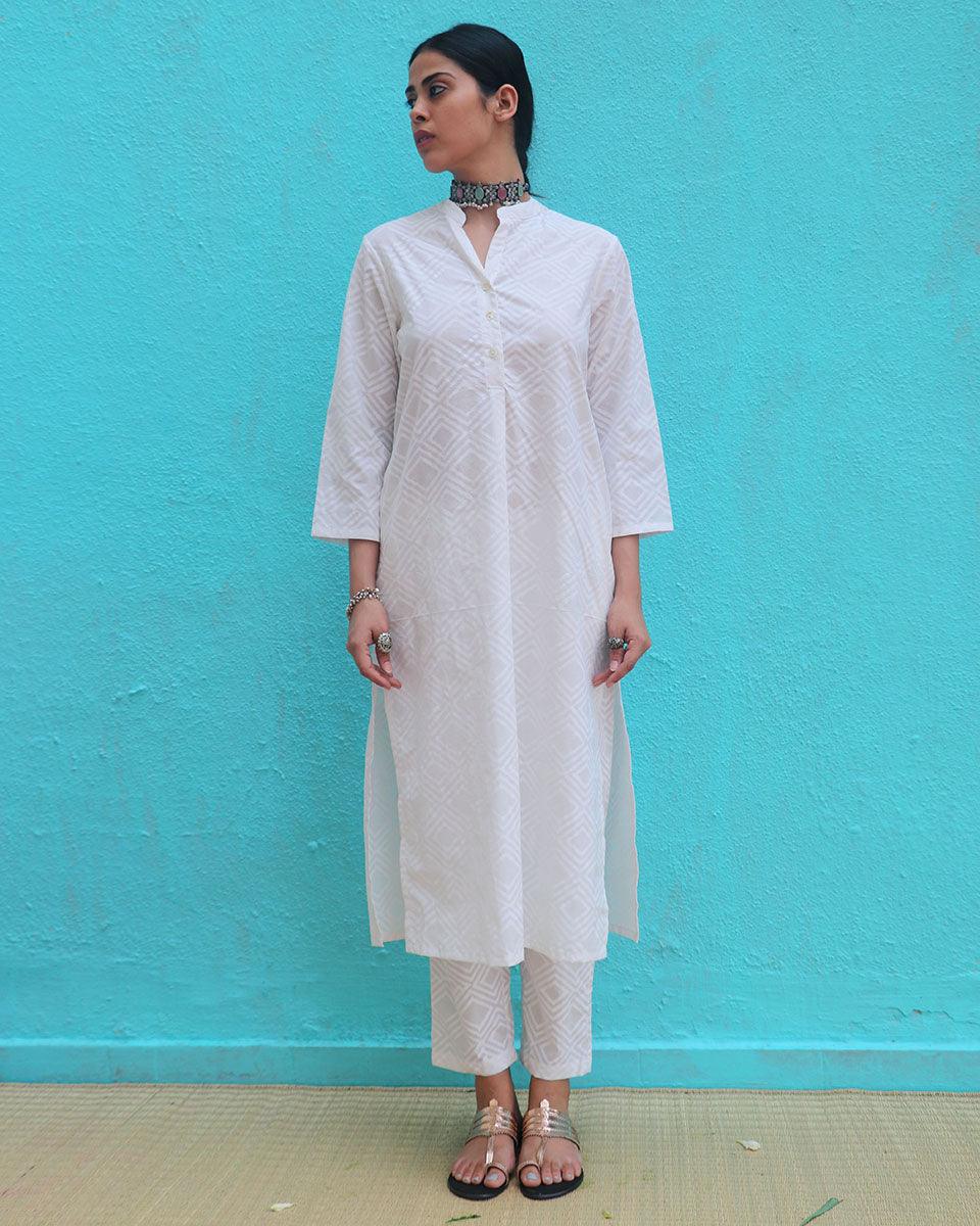 Avnoor Cotton Kurta Set - Safed - Image 2
