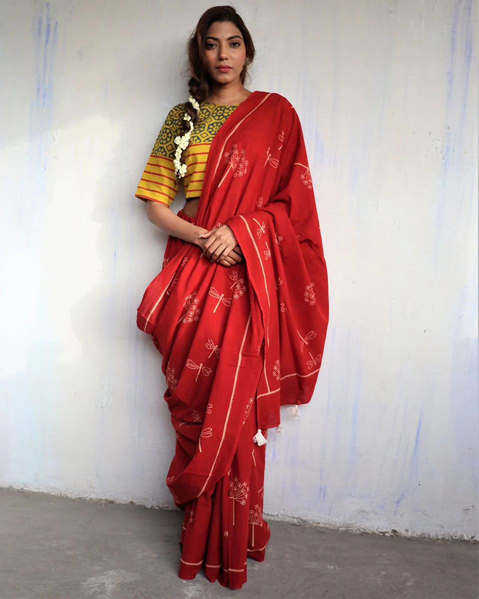 Red Blockprinted Cotton Mul Saree - God - Image 2