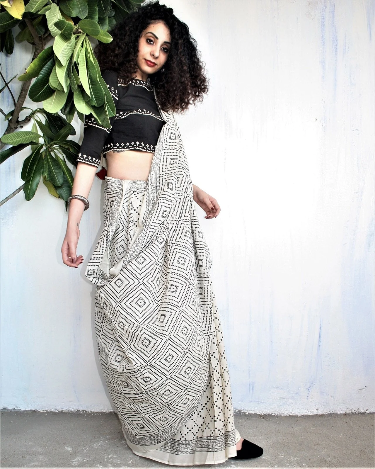 Ivory Black Block Printed Cotton Mul Saree - Image 2
