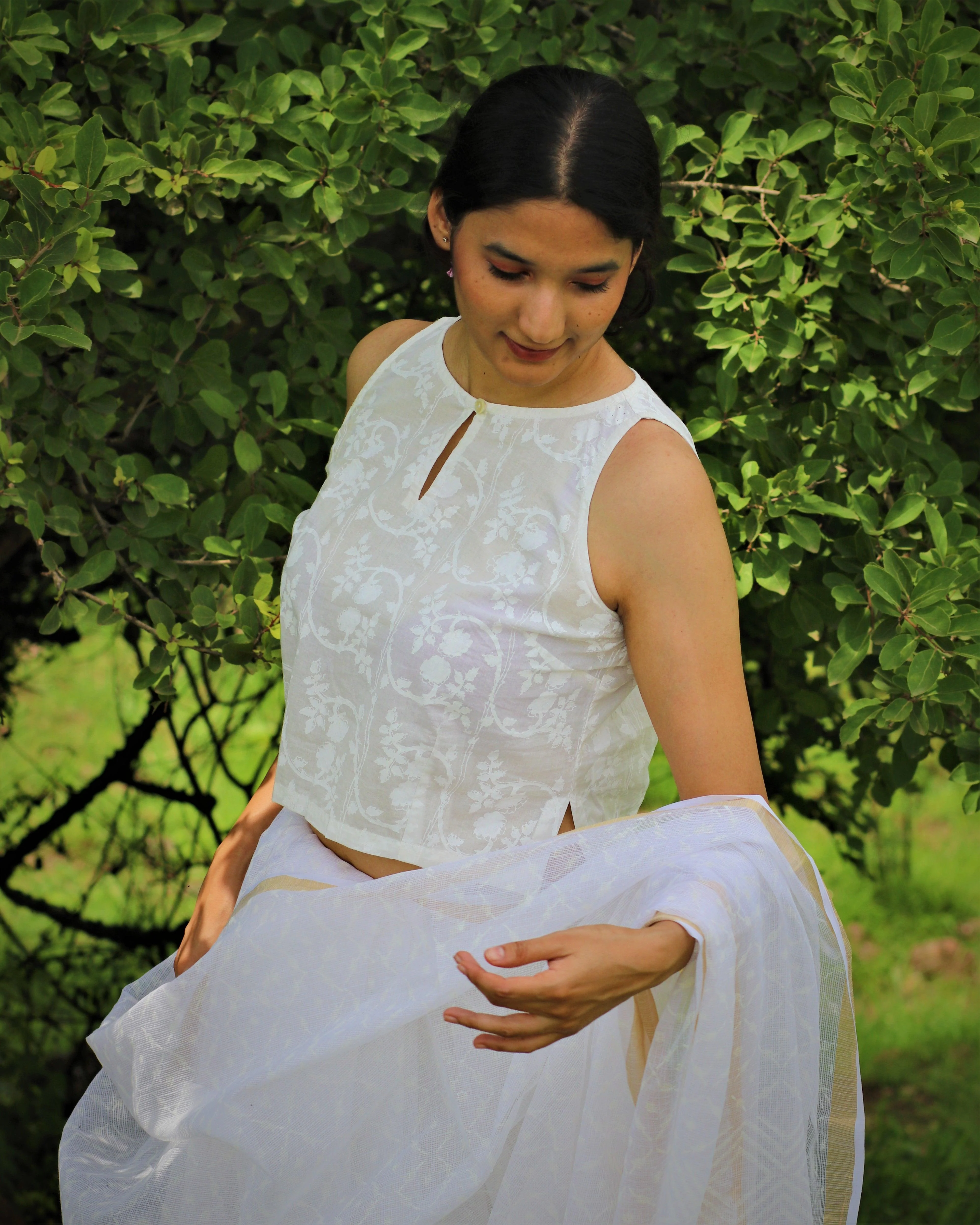 Ivory Pure Cotton Sleeveless Handprinted Blouse-Safed - Image 2