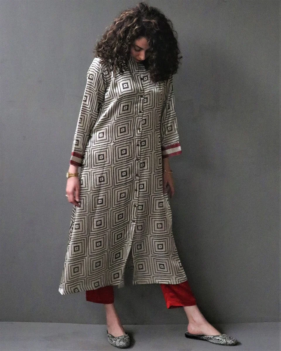Saanjh Handprinted Mashru Silk Kurta Set - Image 2